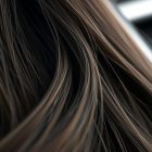 Włosy zniszczone przez prostownicę: jak rozpoznać uszkodzenia i skutecznie je pielęgnować