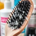 Nagromadzenie produktów na włosach: jak rozpoznać problem i skutecznie oczyścić skórę głowy