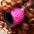 Jak prawidłowo używać dyfuzora do suszarki, by podkreślić skręt i zwiększyć objętość włosów