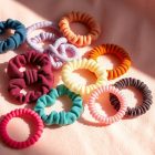 Gumki do włosów – jak wybrać bezpieczne i wygodne modele dopasowane do rodzaju włosów?