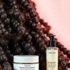 Włosy kręcone w codziennej pielęgnacji: kluczowe kroki i najczęstsze błędy, które osłabiają skręt loków