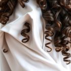 Plopping – jak działa koszulkowanie, kiedy warto je stosować i jak osiągnąć najlepszy skręt włosów