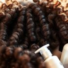 Pielęgnacja po trwałej ondulacji: jak dbać o loki, by efekt utrzymał się dłużej i włosy były zdrowe