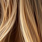 Włosy suche i matowe: najczęstsze przyczyny i jak skutecznie przywrócić im blask