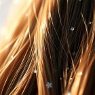 Elektryzowanie włosów zimą: jak ograniczyć efekt puszenia i zadbać o nawilżenie na co dzień