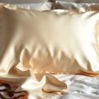 Satynowa poszewka na włosy: jak chronić i pielęgnować kosmyki podczas snu oraz uniknąć typowych błędów